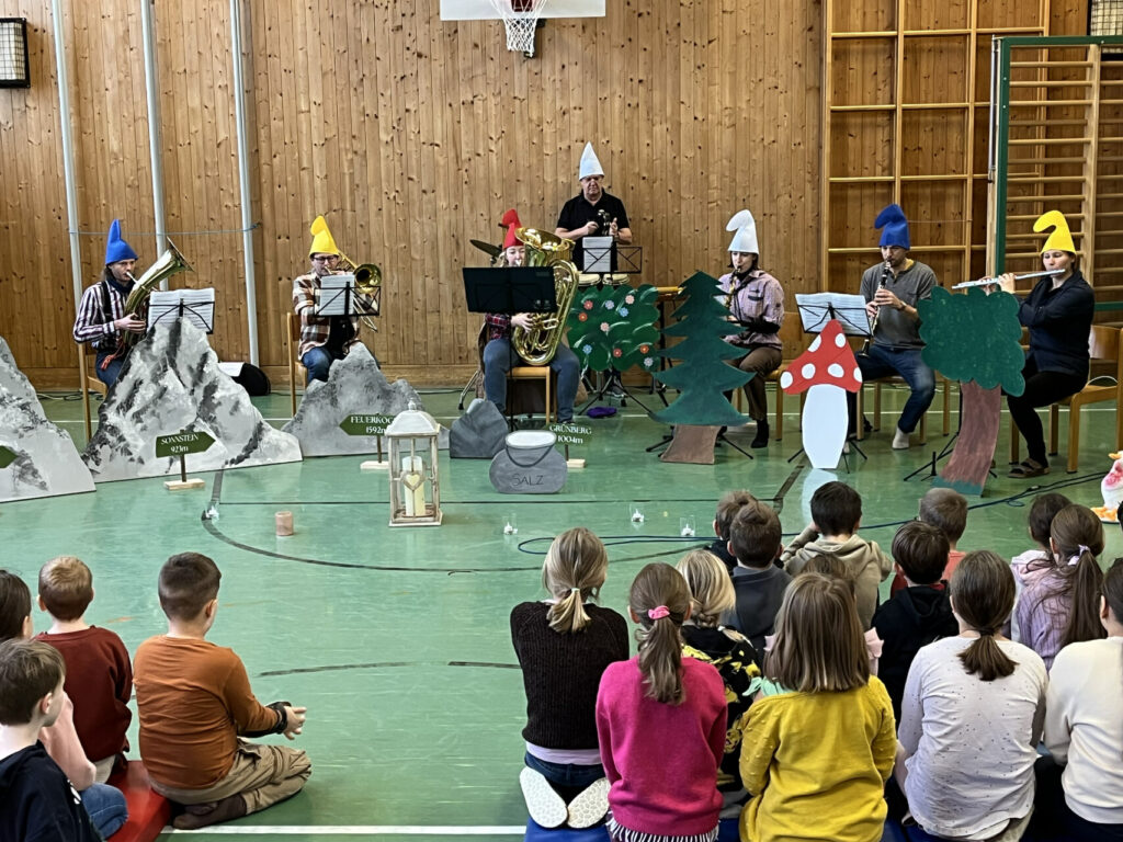Der Klang des Weißen Goldes Aufführung Musikvermittlungsprojekt Mitmach-Abenteur für Kinder WK Laufen Laufentenclub Werkskapelle Laufen Gmunden-Engelhof