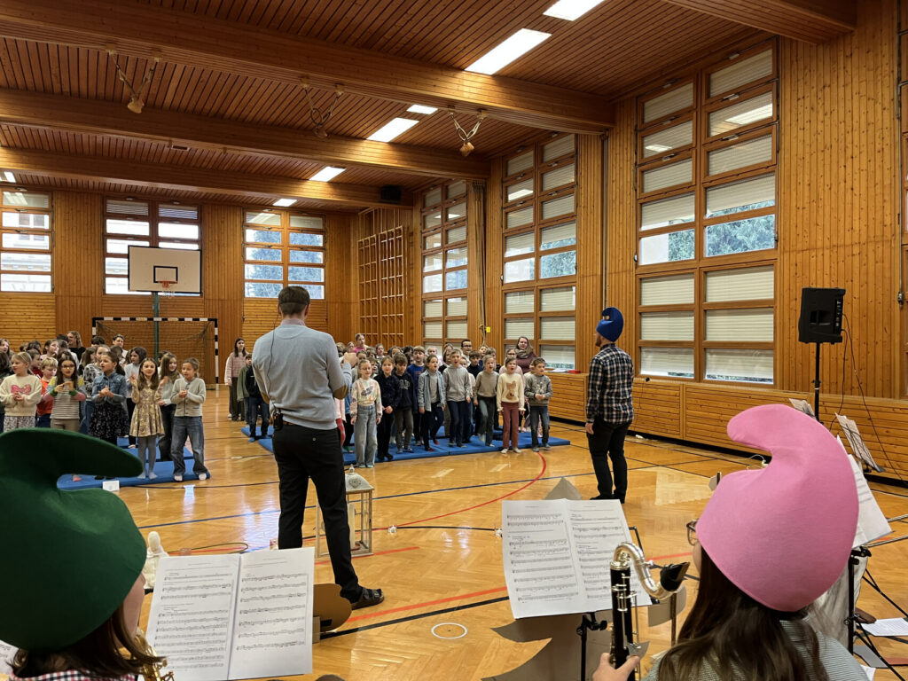 Der Klang des Weißen Goldes Aufführung Musikvermittlungsprojekt Mitmach-Abenteur für Kinder WK Laufen Laufentenclub Werkskapelle Laufen Gmunden-Engelhof