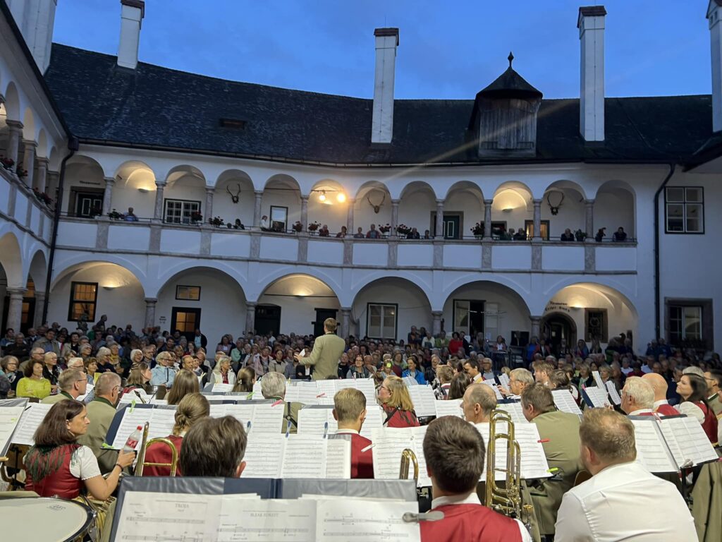 WK Laufen Werkskapelle Laufen Gmunden-Engelhof Musikverein Blasmusik Gmunden Traunsee Schlosskonzert Seeschloss Ort Schlosskonzertreihe Auftritt Sommerkonzert