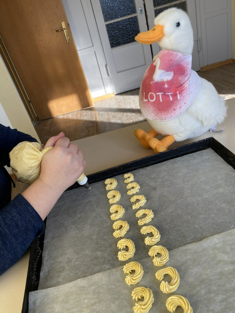 Keksbackaktion WK Laufen Laufenten Jugendclub Weihnachtskekse Punschstand Keksverkauf selbstgebacken Lotti WK Laufen Werkskapelle Laufen Gmunden-Engelhof Musikverein Blasmusik Gmunden Traunsee Jugendprogramm Jugendarbeit Jugend Laufentenclub Laufenten-Jugendclub Jugendorchester