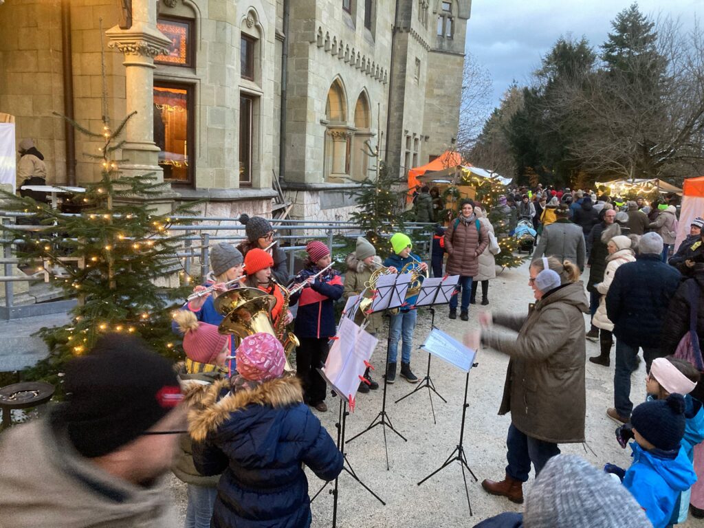 Keksbackaktion WK Laufen Laufenten Jugendclub Weihnachtskekse Punschstand Keksverkauf selbstgebacken Lotti WK Laufen Werkskapelle Laufen Gmunden-Engelhof Musikverein Blasmusik Gmunden Traunsee Jugendprogramm Jugendarbeit Jugend Laufentenclub Laufenten-Jugendclub Jugendorchester