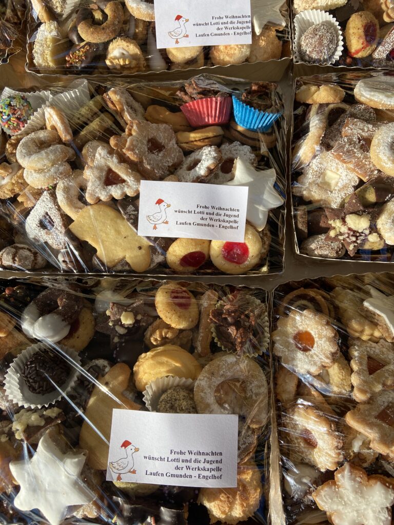 Keksbackaktion WK Laufen Laufenten Jugendclub Weihnachtskekse Punschstand Keksverkauf selbstgebacken Lotti WK Laufen Werkskapelle Laufen Gmunden-Engelhof Musikverein Blasmusik Gmunden Traunsee Jugendprogramm Jugendarbeit Jugend Laufentenclub Laufenten-Jugendclub Jugendorchester