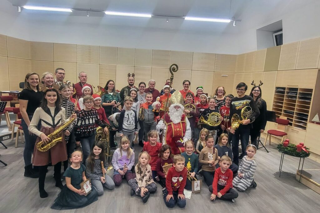 WK Laufen Werkskapelle Laufen Gmunden-Engelhof Musikverein Blasmusik Gmunden Traunsee Jugendprogramm Jugendarbeit Jugend Laufentenclub Laufenten-Jugendclub Jugendorchester Nikolaus Vorspielnachmittag Kinderpunsch Kekse